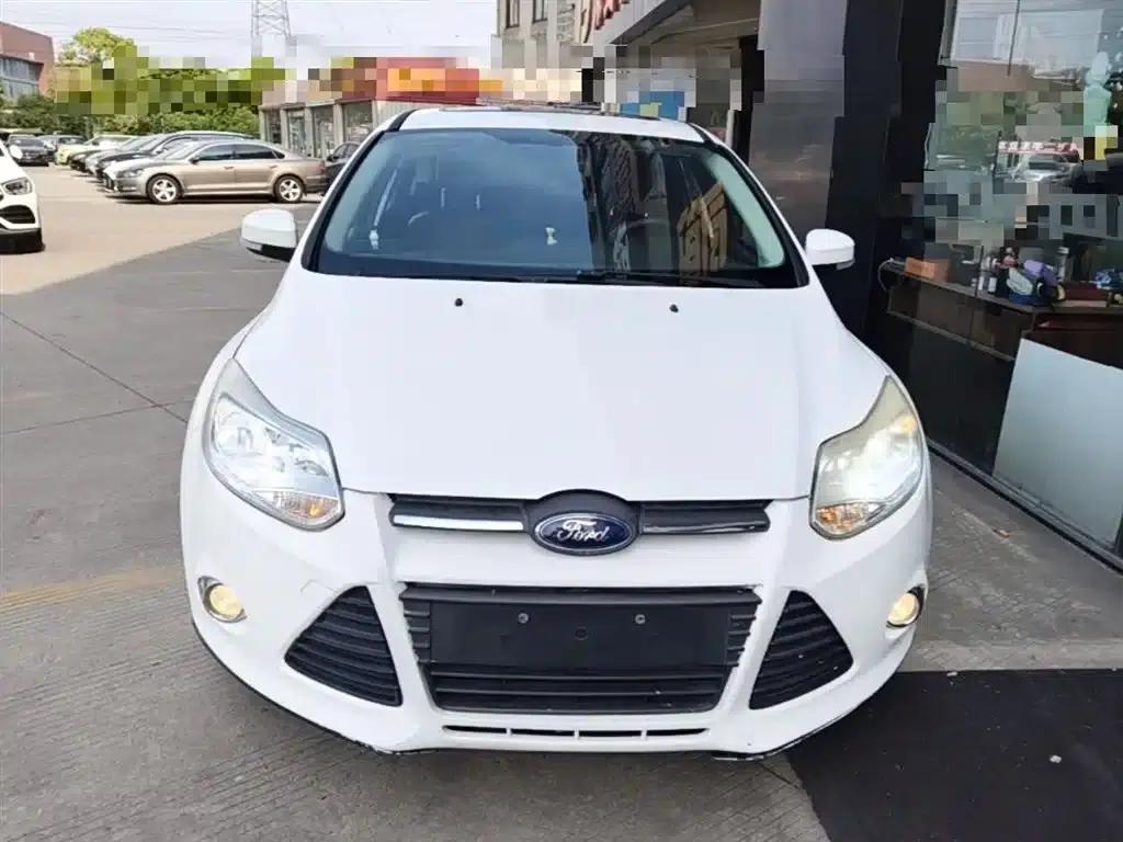 Ford Focus 2012 Hatchback 1.6L Automatic Fashion Edition — миниатюра 3