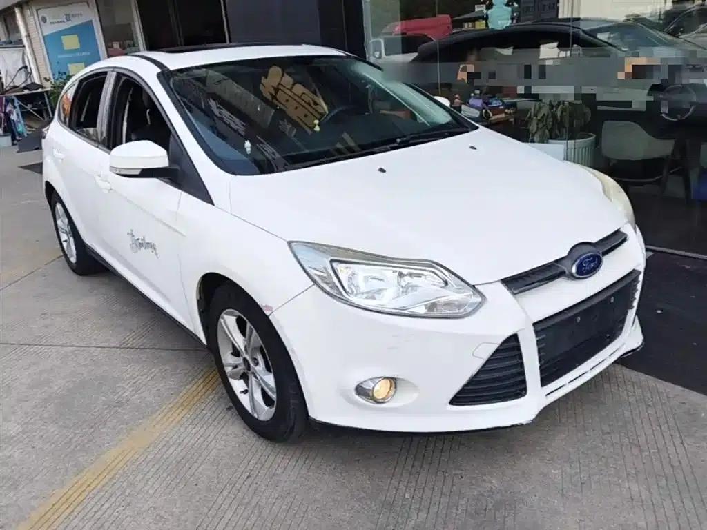 Ford Focus 2012 Hatchback 1.6L Automatic Fashion Edition — миниатюра 4
