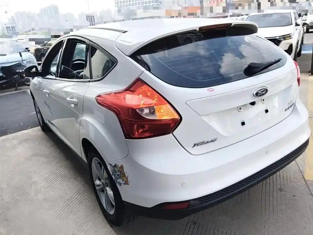 Ford Focus 2012 Hatchback 1.6L Automatic Fashion Edition — миниатюра 5
