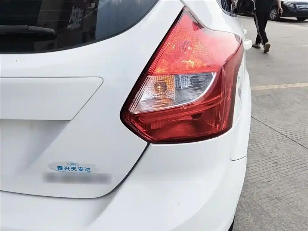 Ford Focus 2012 Hatchback 1.6L Automatic Fashion Edition — миниатюра 8