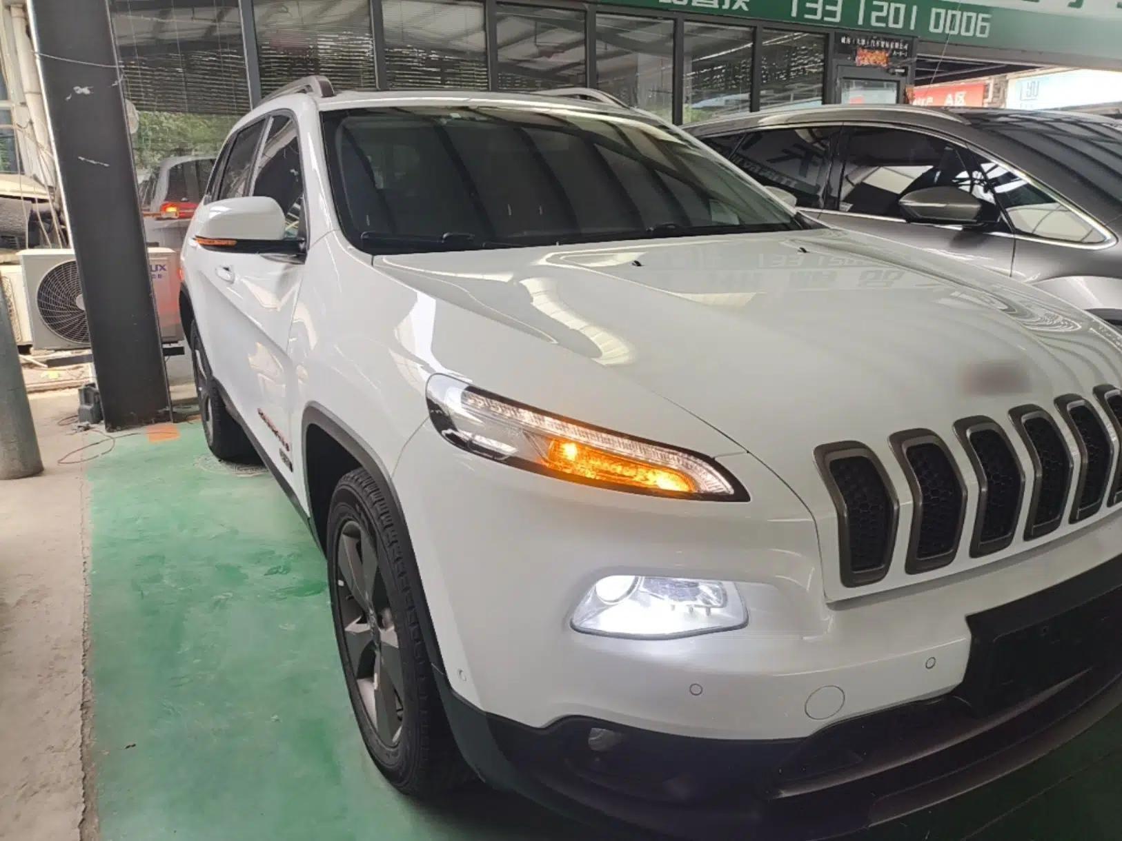 Jeep Cherokee 2016 2.4L 75th Anniversary Edition — миниатюра 3