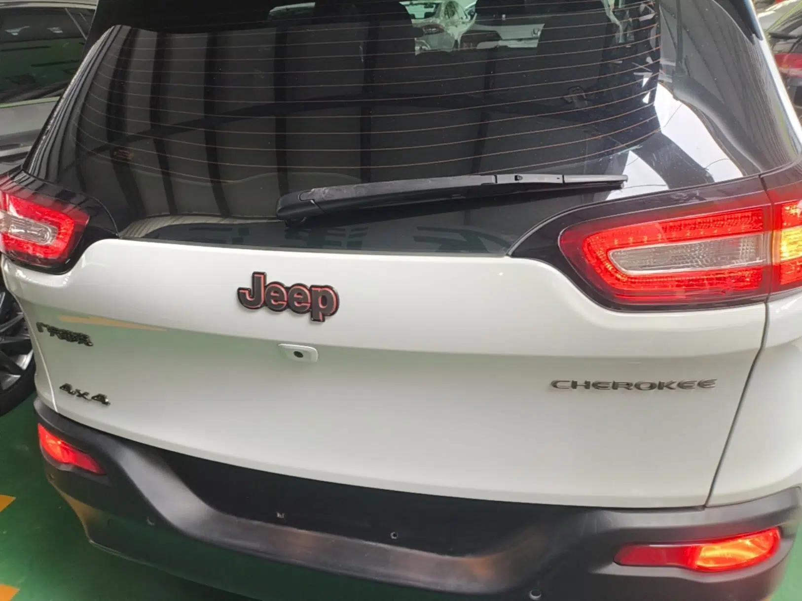 Jeep Cherokee 2016 2.4L 75th Anniversary Edition — миниатюра 5