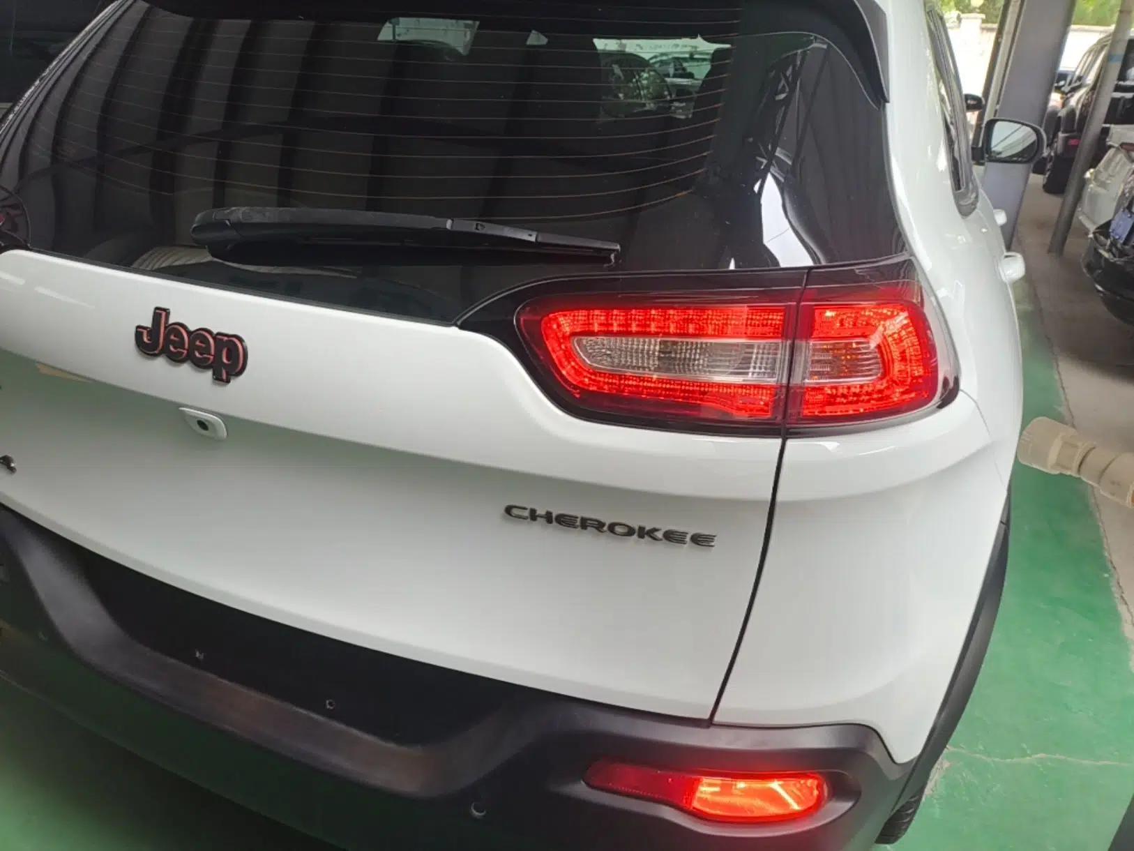 Jeep Cherokee 2016 2.4L 75th Anniversary Edition — миниатюра 6