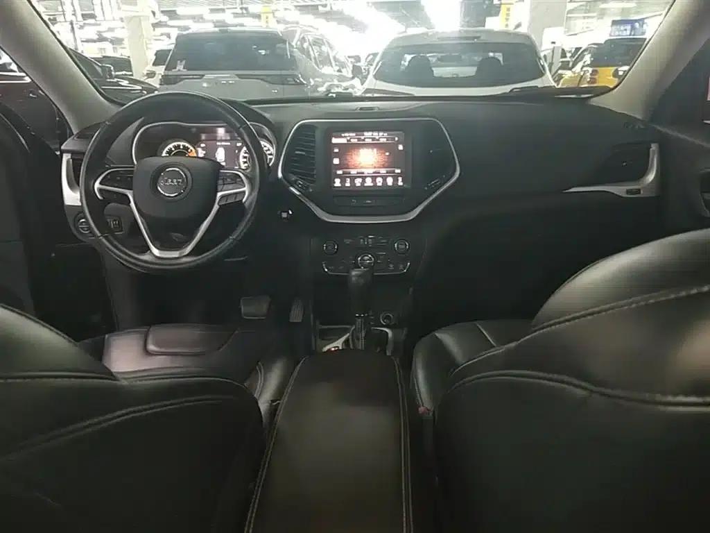 Jeep Cherokee 2016 2.4L Leading Intelligent Edition — миниатюра 6