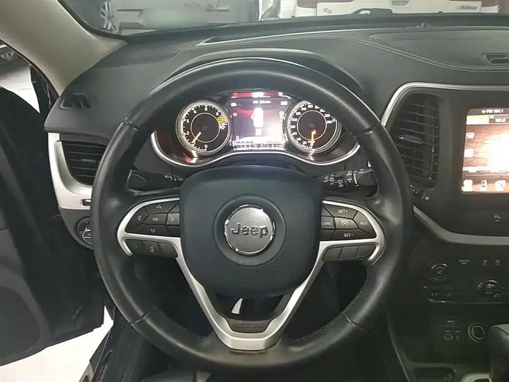 Jeep Cherokee 2016 2.4L Leading Intelligent Edition — миниатюра 7