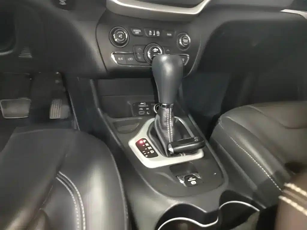Jeep Cherokee 2016 2.4L Leading Intelligent Edition — миниатюра 10