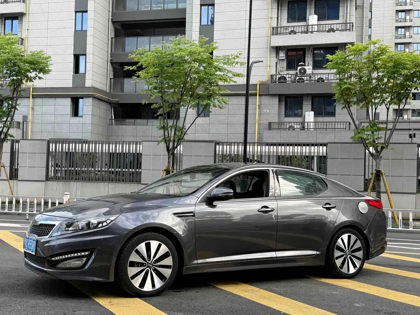 Kia K5 2012 2.0L Automatic DLX Special Edition — миниатюра 1
