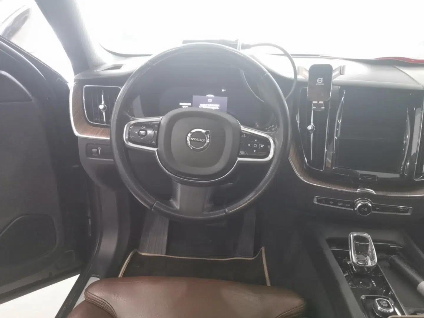 Volvo XC60 2022 B5 4x4 Smart Luxury Edition — миниатюра 14