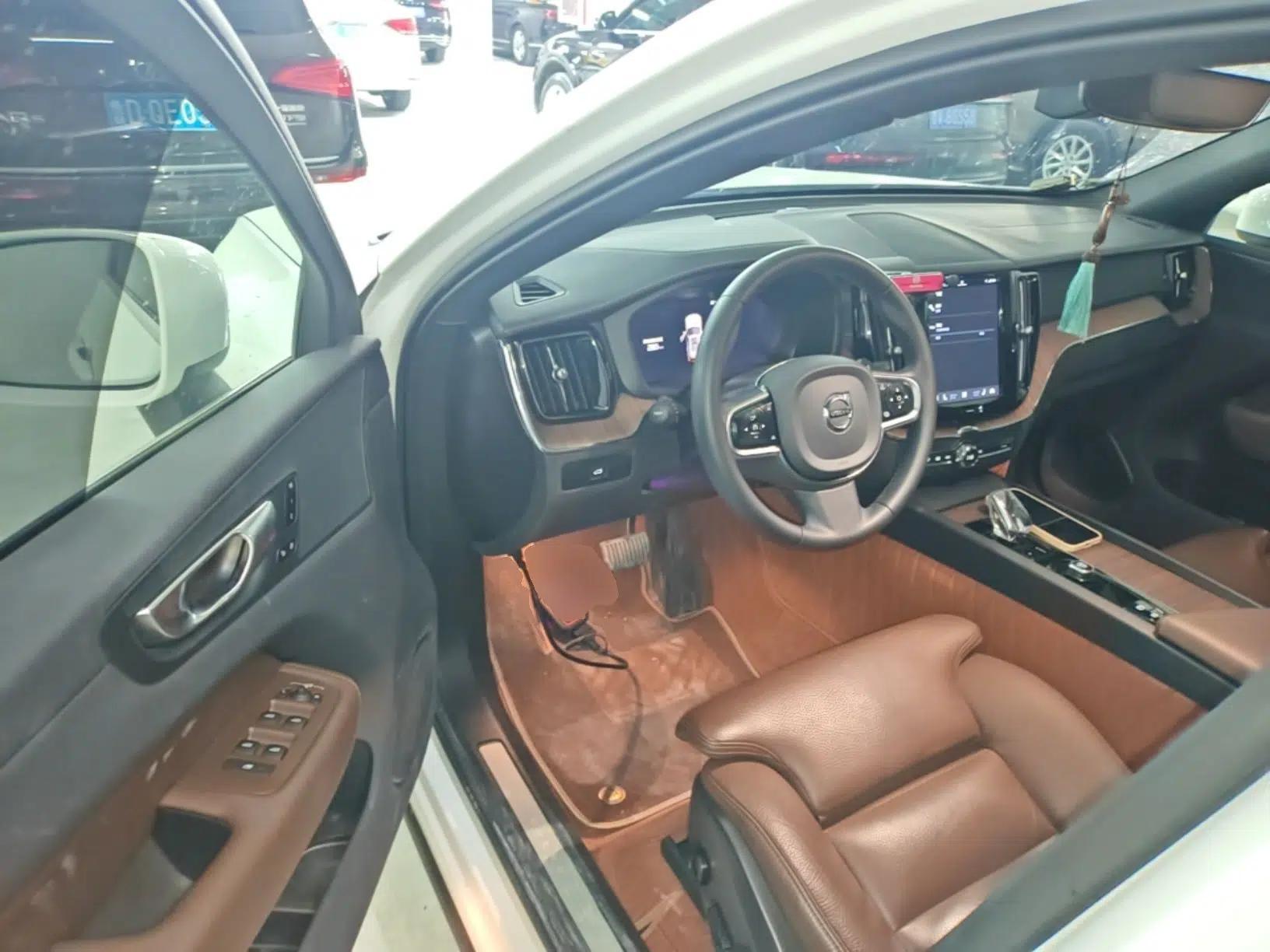 Volvo XC60 2024 B5 4x4 Smart Luxury Edition — миниатюра 19