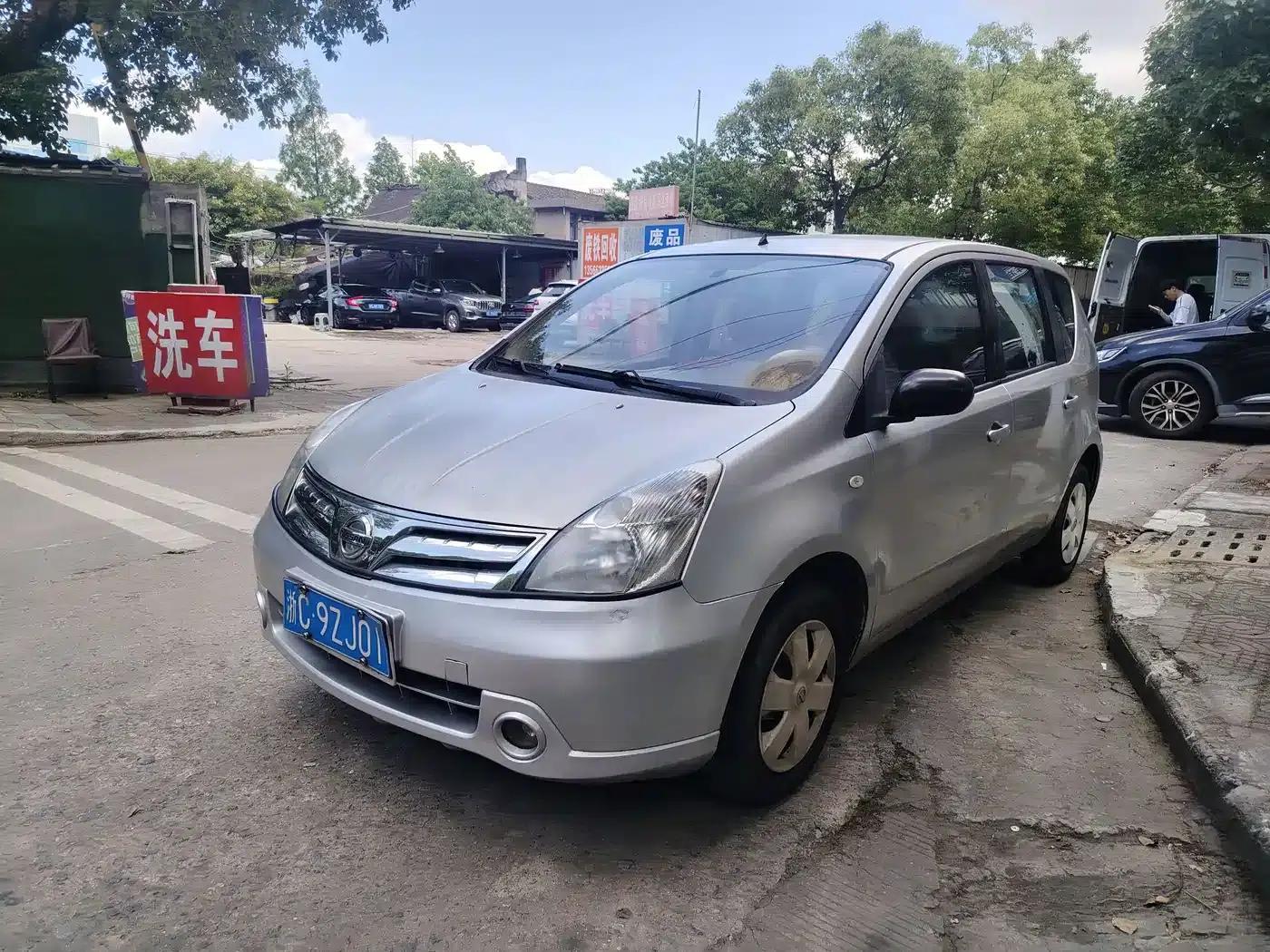 Nissan Livina 2010 Sporty Edition 1.6L Automatic Dynamic Model — миниатюра 1