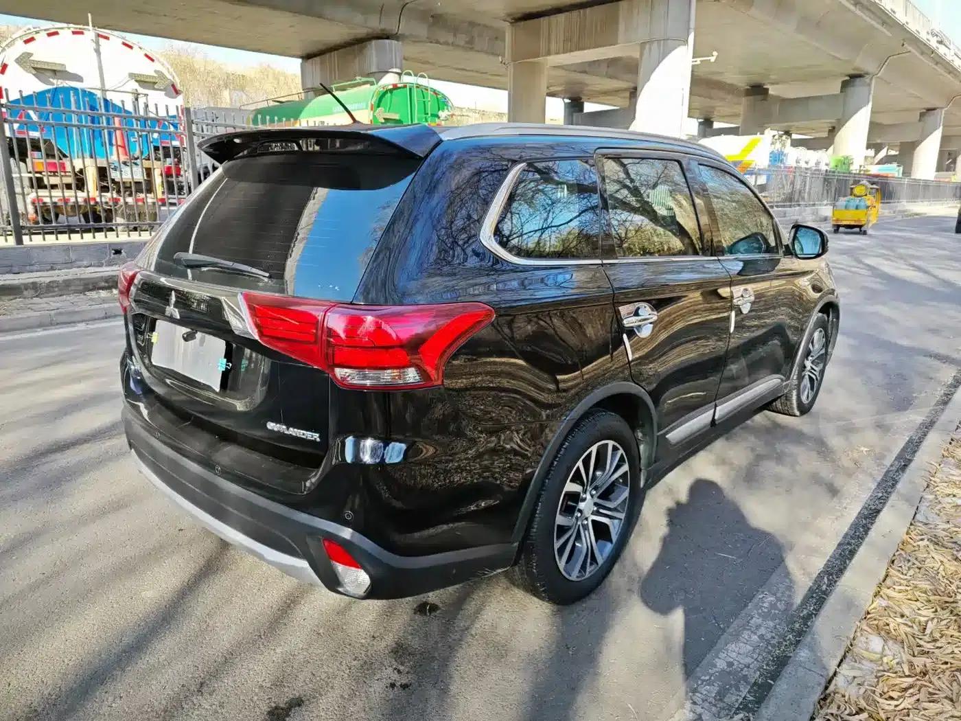 Outlander 2016 2.4L 4WD Elite Edition 5-seater — миниатюра 3