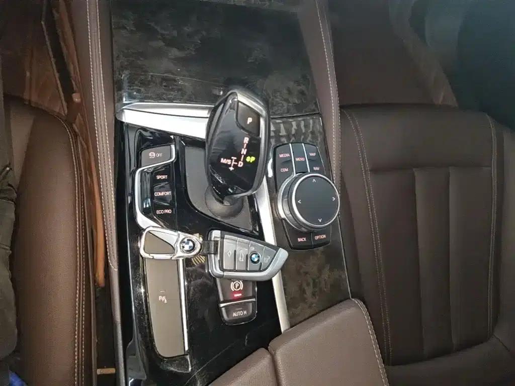 2019 BMW 5 Series 525Li M Sport Package — миниатюра 14