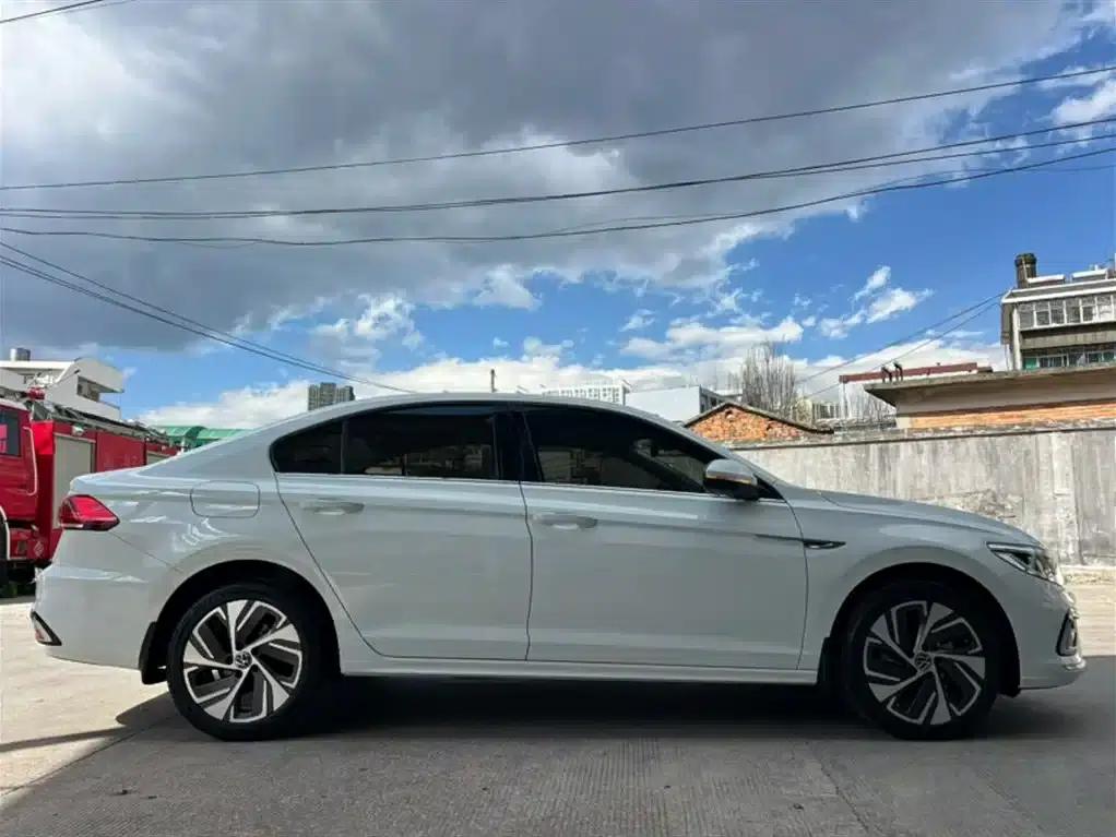 2023 Volkswagen Bora 300TSI DSG Premium Edition — миниатюра 3