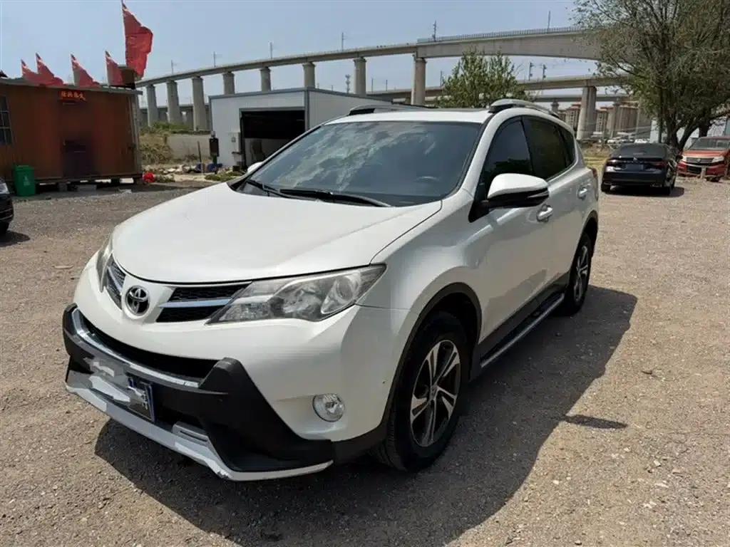 2015 RAV4 2.0L CVT 2WD Fashion Edition — миниатюра 2