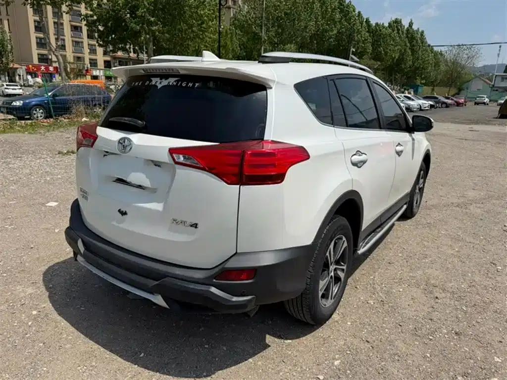 2015 RAV4 2.0L CVT 2WD Fashion Edition — миниатюра 9