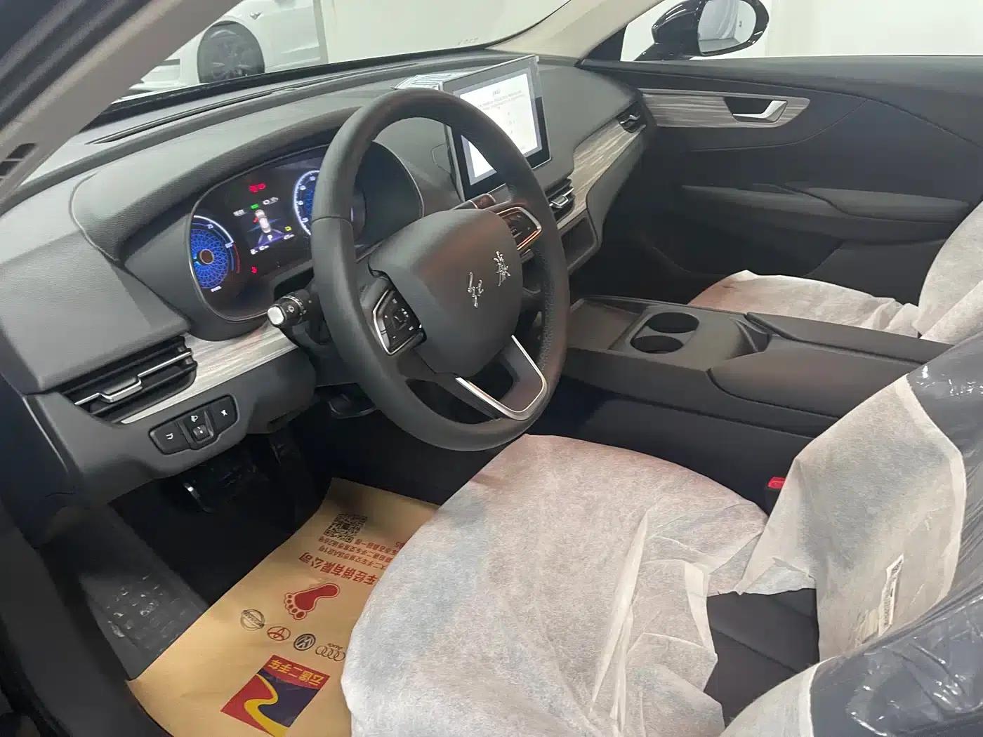 Hongqi E-QM5 2026 Model 500km Era Travel Edition — миниатюра 5