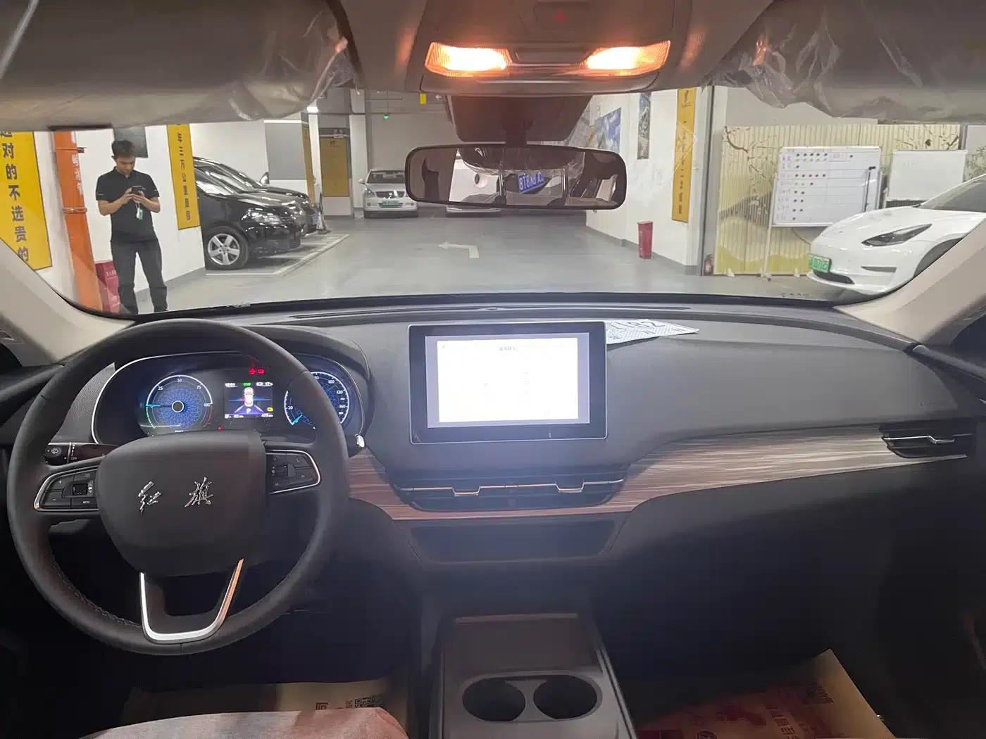 Hongqi E-QM5 2026 Model 500km Era Travel Edition — миниатюра 7