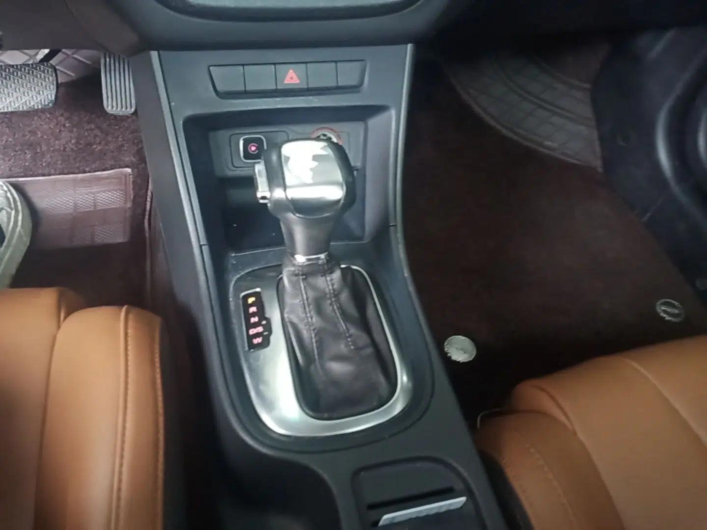 MG GT 2016 1.5L Automatic Value-Added Luxury Edition — миниатюра 17