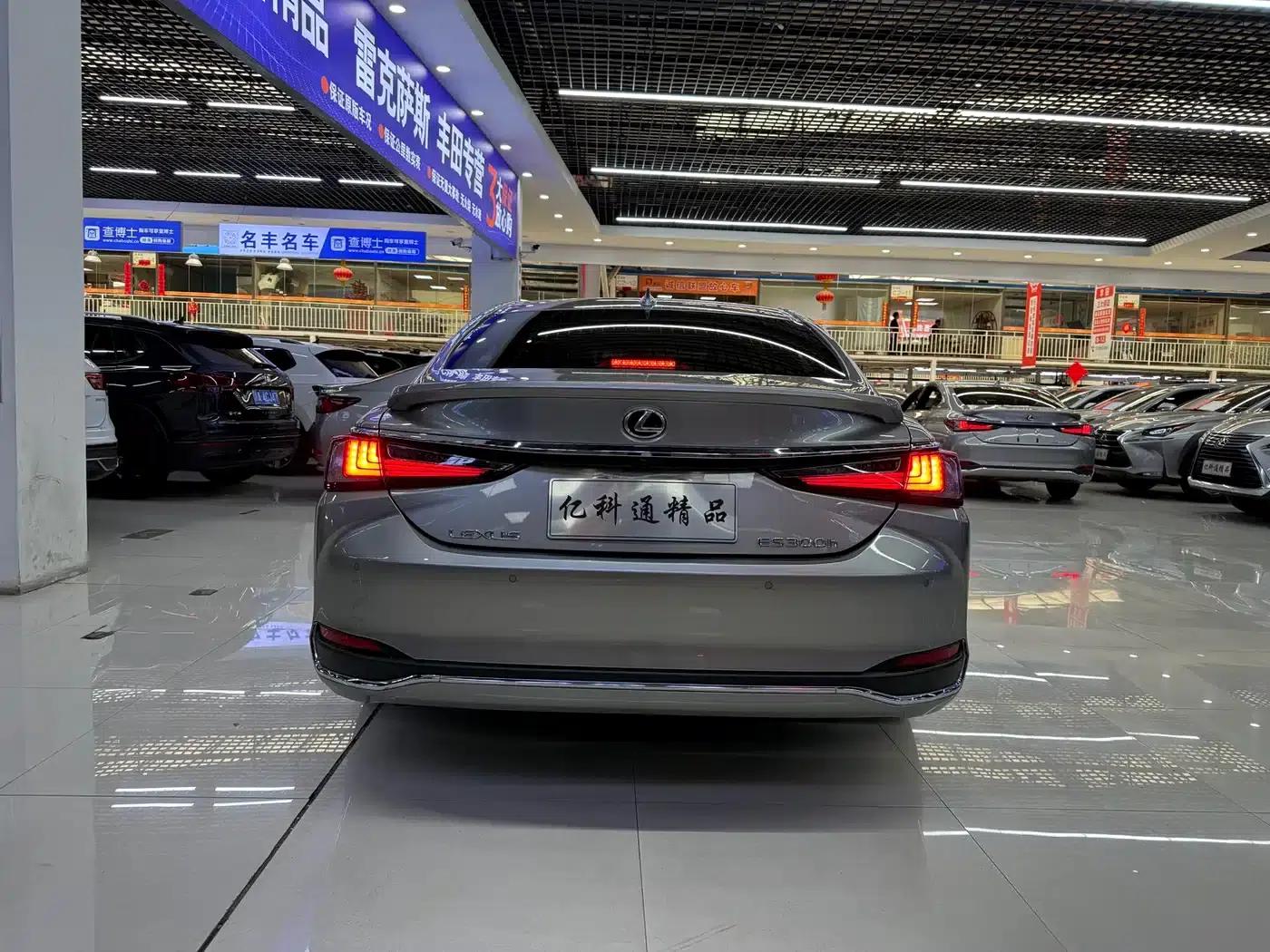 Lexus ES 2022 300h Premium Edition — миниатюра 4