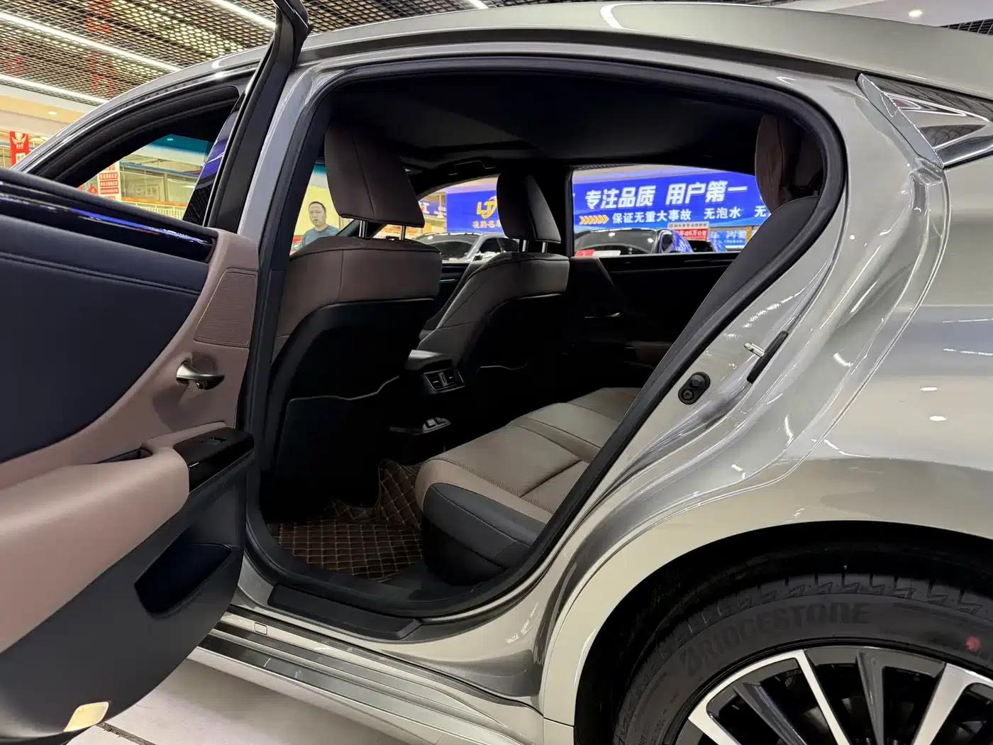 Lexus ES 2022 300h Premium Edition — миниатюра 8