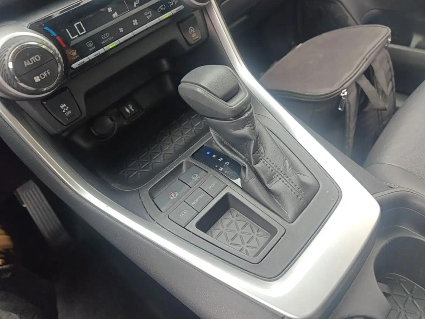 Toyota Wildlander 2020 2.0L CVT Two-Wheel Drive Luxury Edition — миниатюра 17