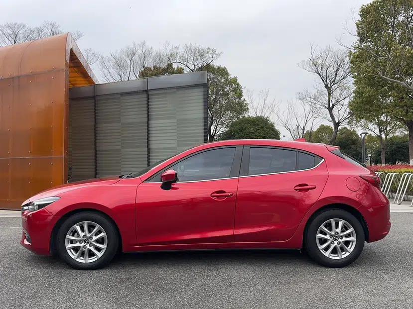 Mazda 3 Axela 2017 Hatchback 1.5L Automatic Luxury Model Emission Standard China V — миниатюра 9