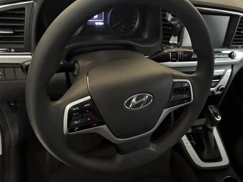 Hyundai Elantra 2016 1.6L Automatic Smart Elite Edition — миниатюра 3