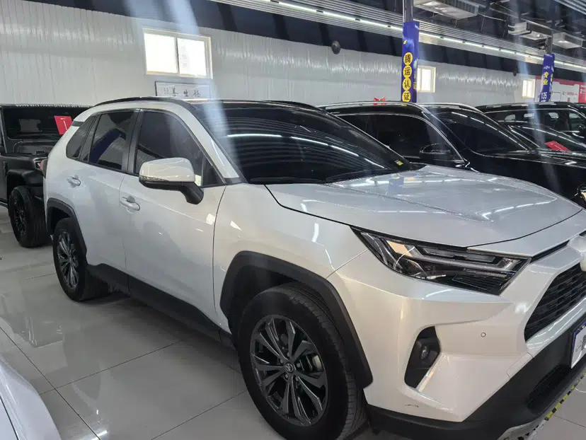 Used Toyota RAV4 2023 2.0L CVT Two-Wheel Drive Fashion Plus Edition — миниатюра 4