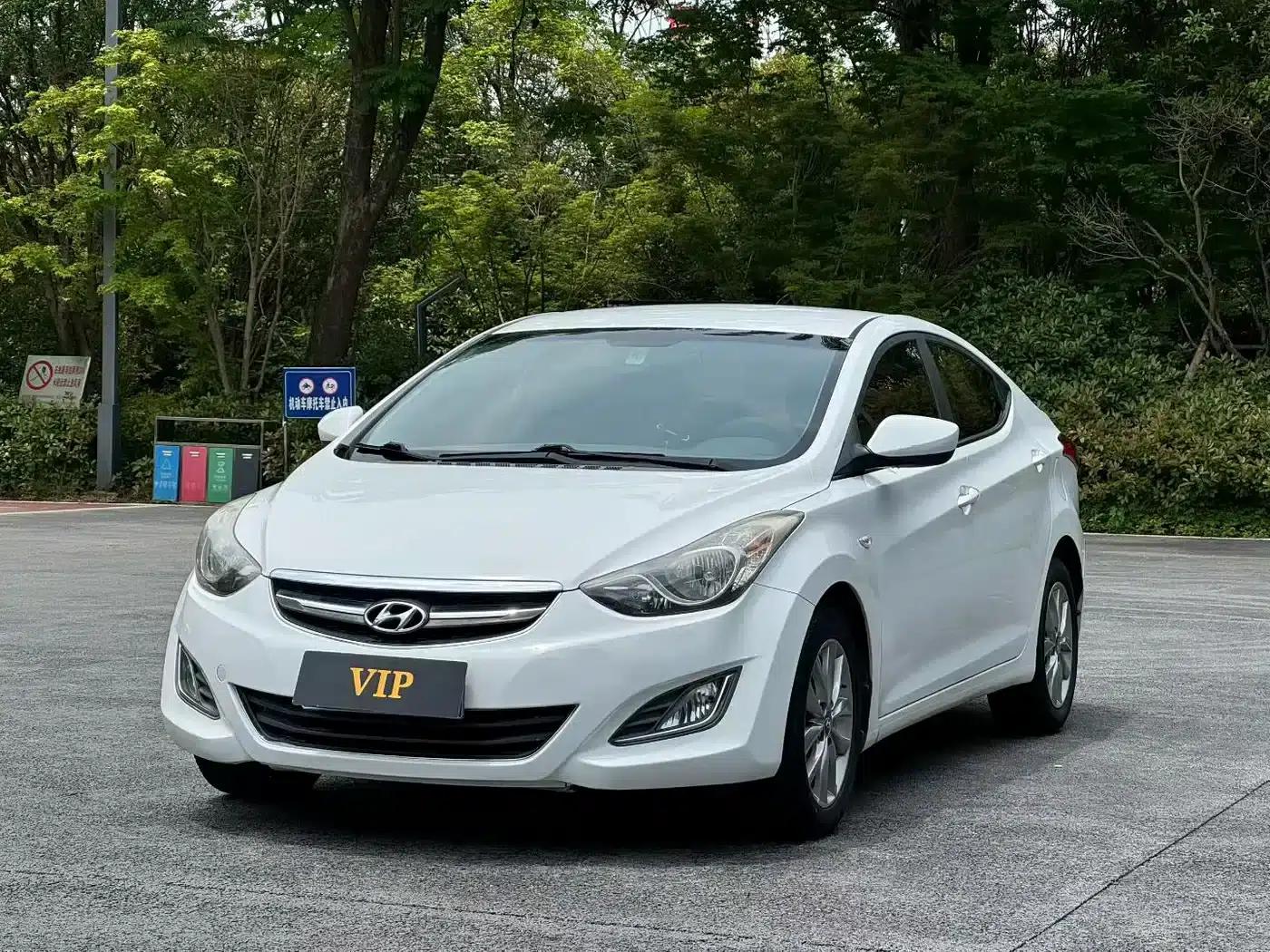 Hyundai Elantra 2015 1.6L Manual Fashion Edition — миниатюра 1