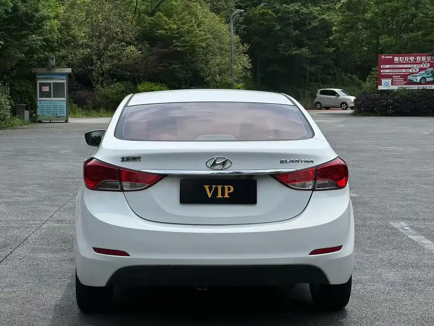 Hyundai Elantra 2015 1.6L Manual Fashion Edition — миниатюра 5