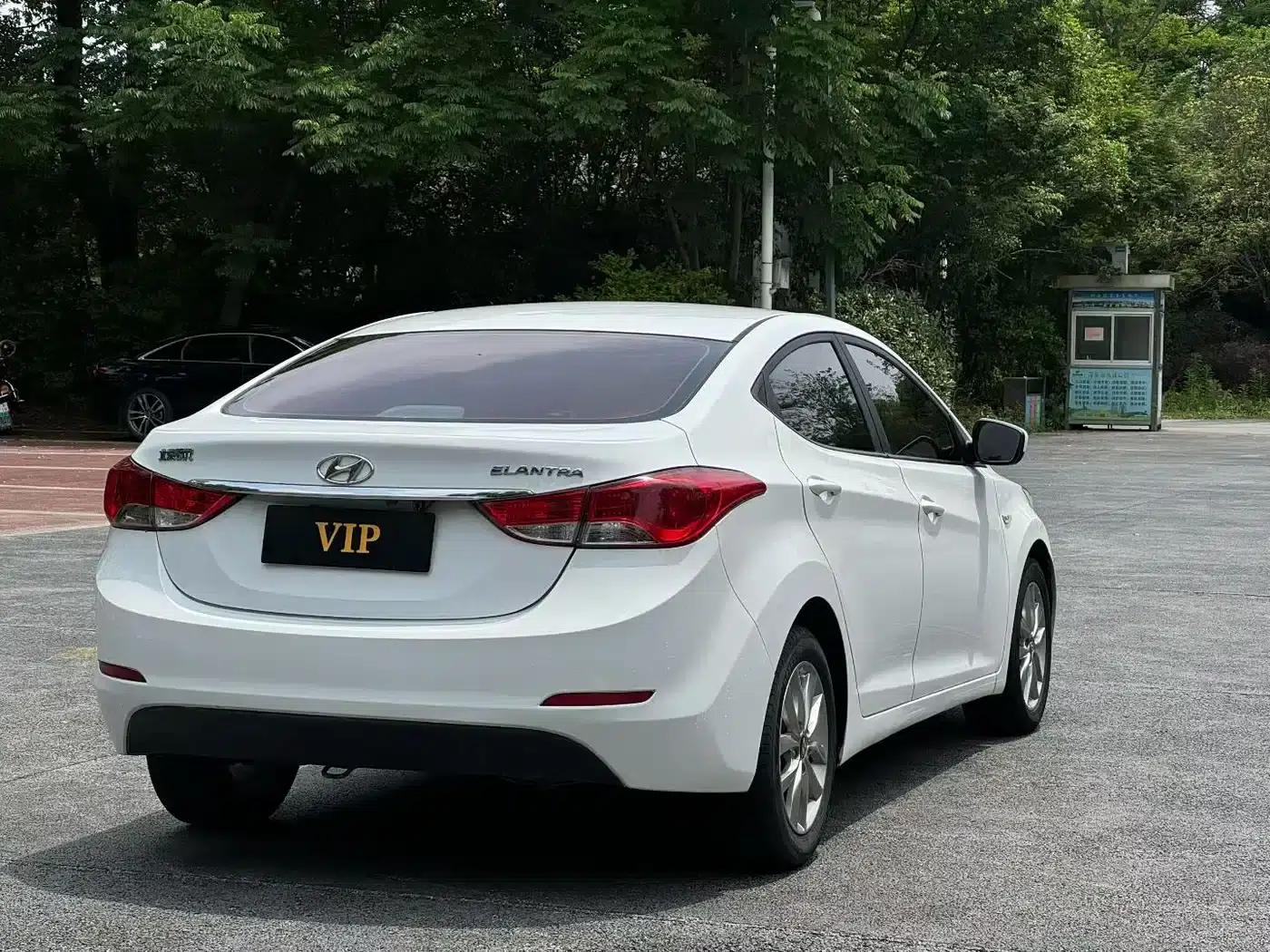 Hyundai Elantra 2015 1.6L Manual Fashion Edition — миниатюра 6