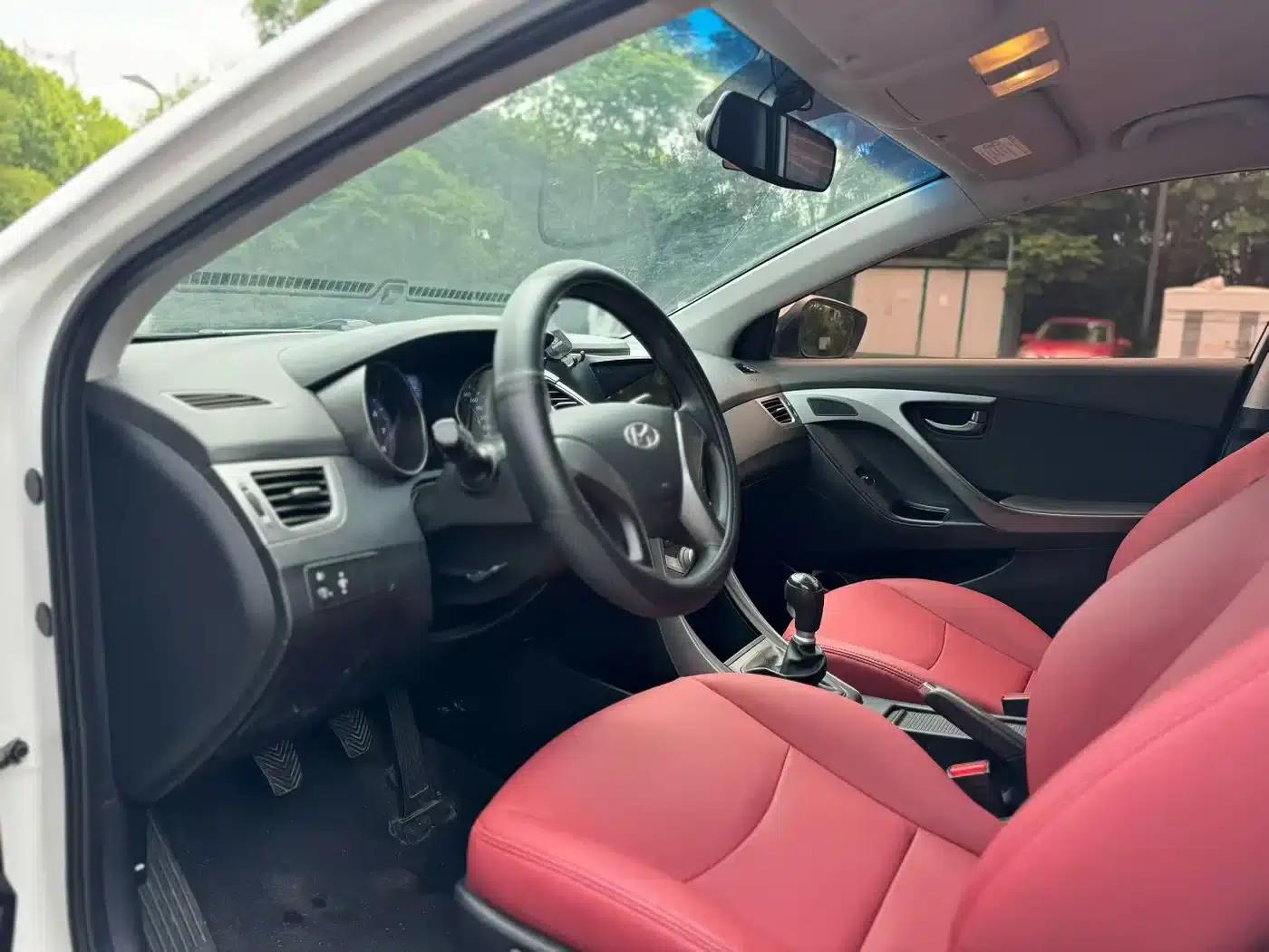 Hyundai Elantra 2015 1.6L Manual Fashion Edition — миниатюра 7