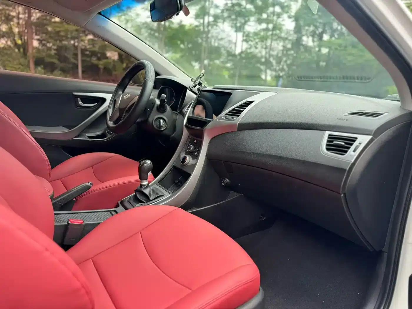 Hyundai Elantra 2015 1.6L Manual Fashion Edition — миниатюра 9