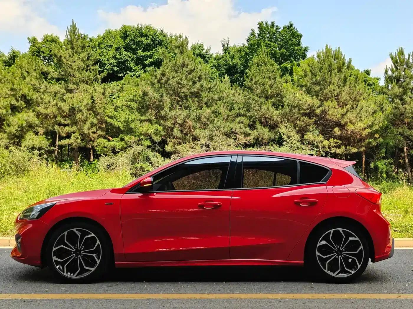 2020 Ford Focus Hatchback EcoBoost 180 Automatic ST Line — миниатюра 5