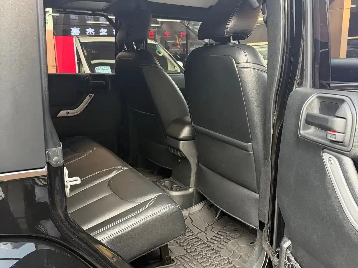 2017 Jeep Wrangler 3.0L Sahara Four-Door Comfort Edition — миниатюра 3