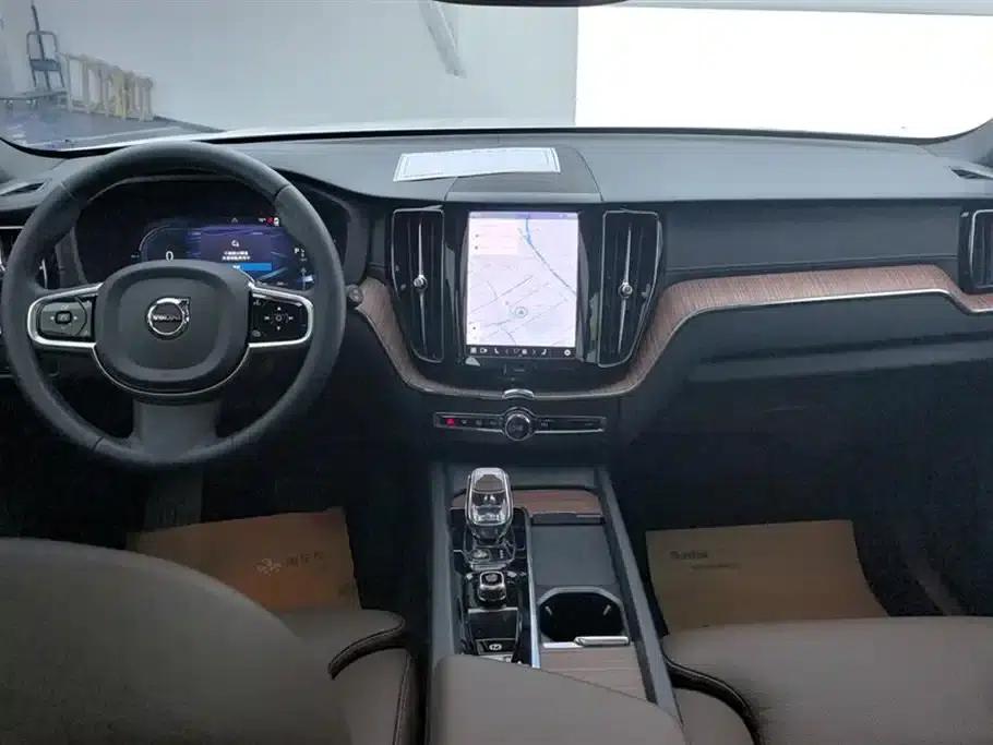 2025 Volvo XC60 B5 AWD Inscription Luxury Edition — миниатюра 12