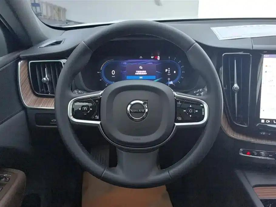 2025 Volvo XC60 B5 AWD Inscription Luxury Edition — миниатюра 15