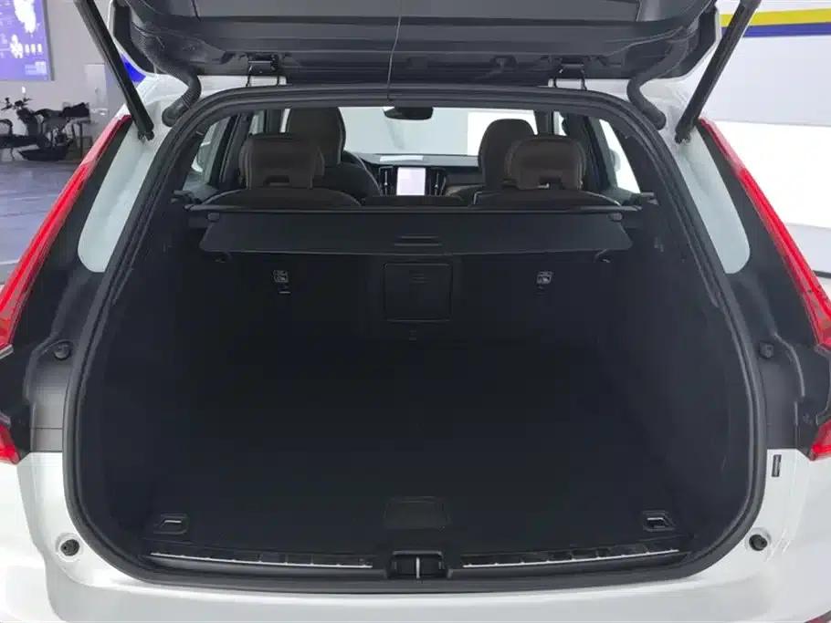 2025 Volvo XC60 B5 AWD Inscription Luxury Edition — миниатюра 4