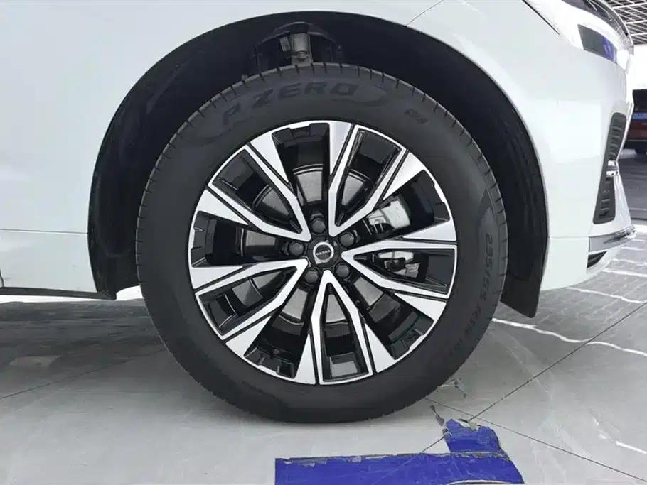 2025 Volvo XC60 B5 AWD Inscription Luxury Edition — миниатюра 6