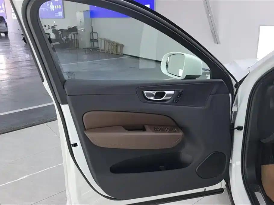 2025 Volvo XC60 B5 AWD Inscription Luxury Edition — миниатюра 7