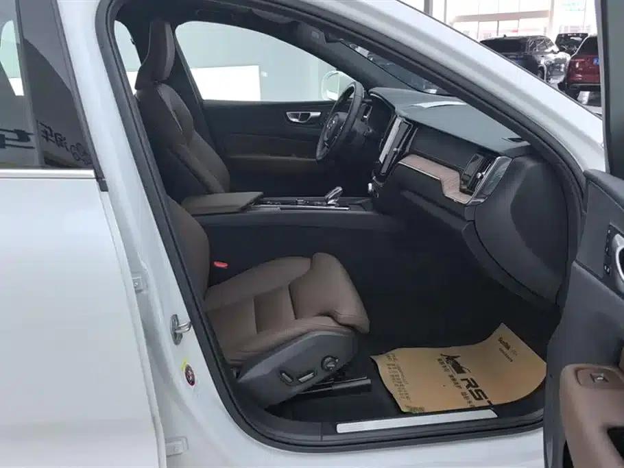 2025 Volvo XC60 B5 AWD Inscription Luxury Edition — миниатюра 8