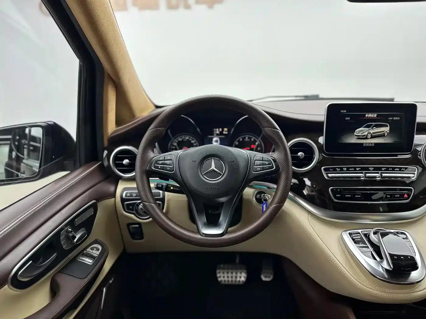 Mercedes-Benz V-Class 2018 V 260 L Premium Extended Edition (China V Emission Standard) — миниатюра 4