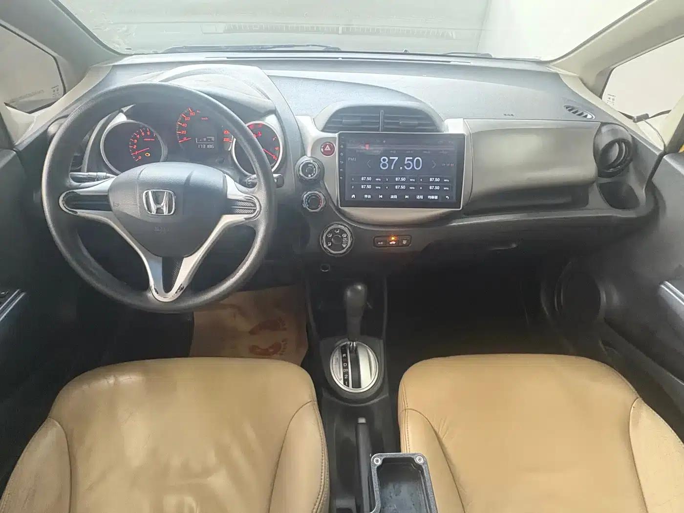 Honda Fit 2008 1.3L Automatic Comfort Edition — миниатюра 12