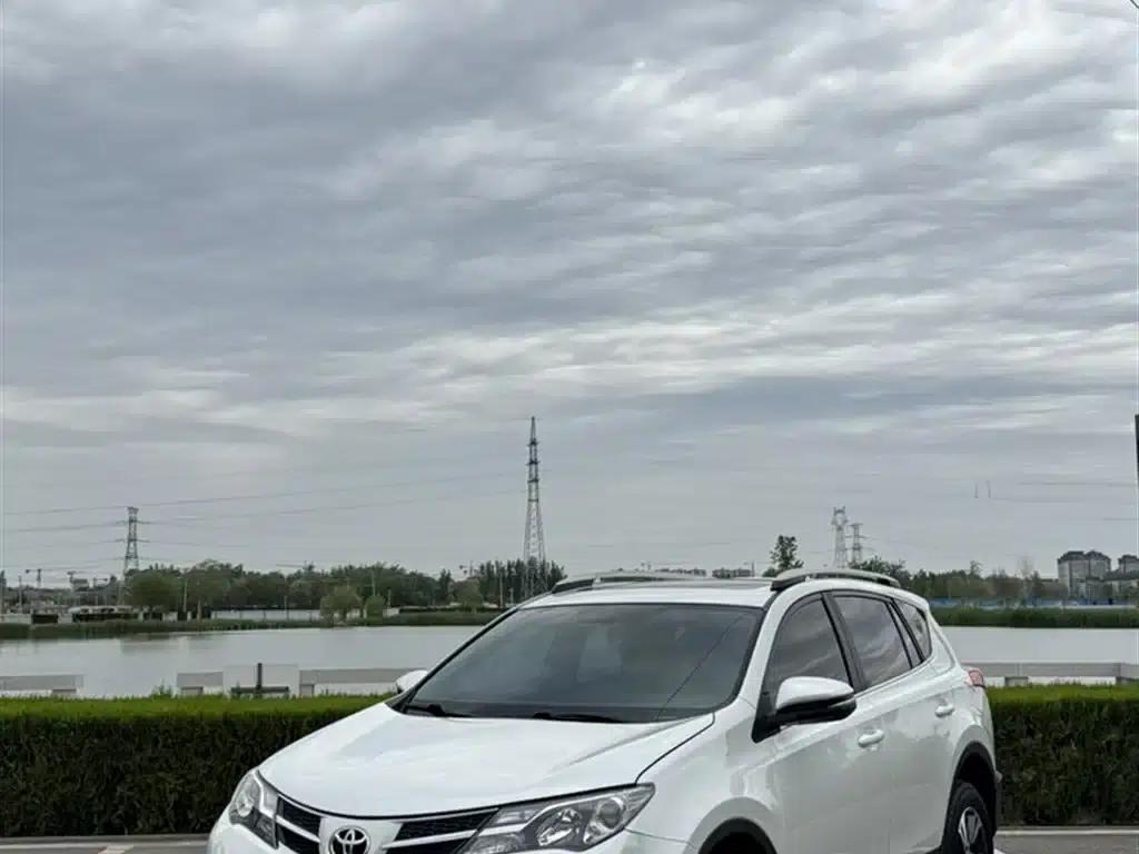 2015 RAV4 2.0L CVT 2WD Fashion Edition — миниатюра 3