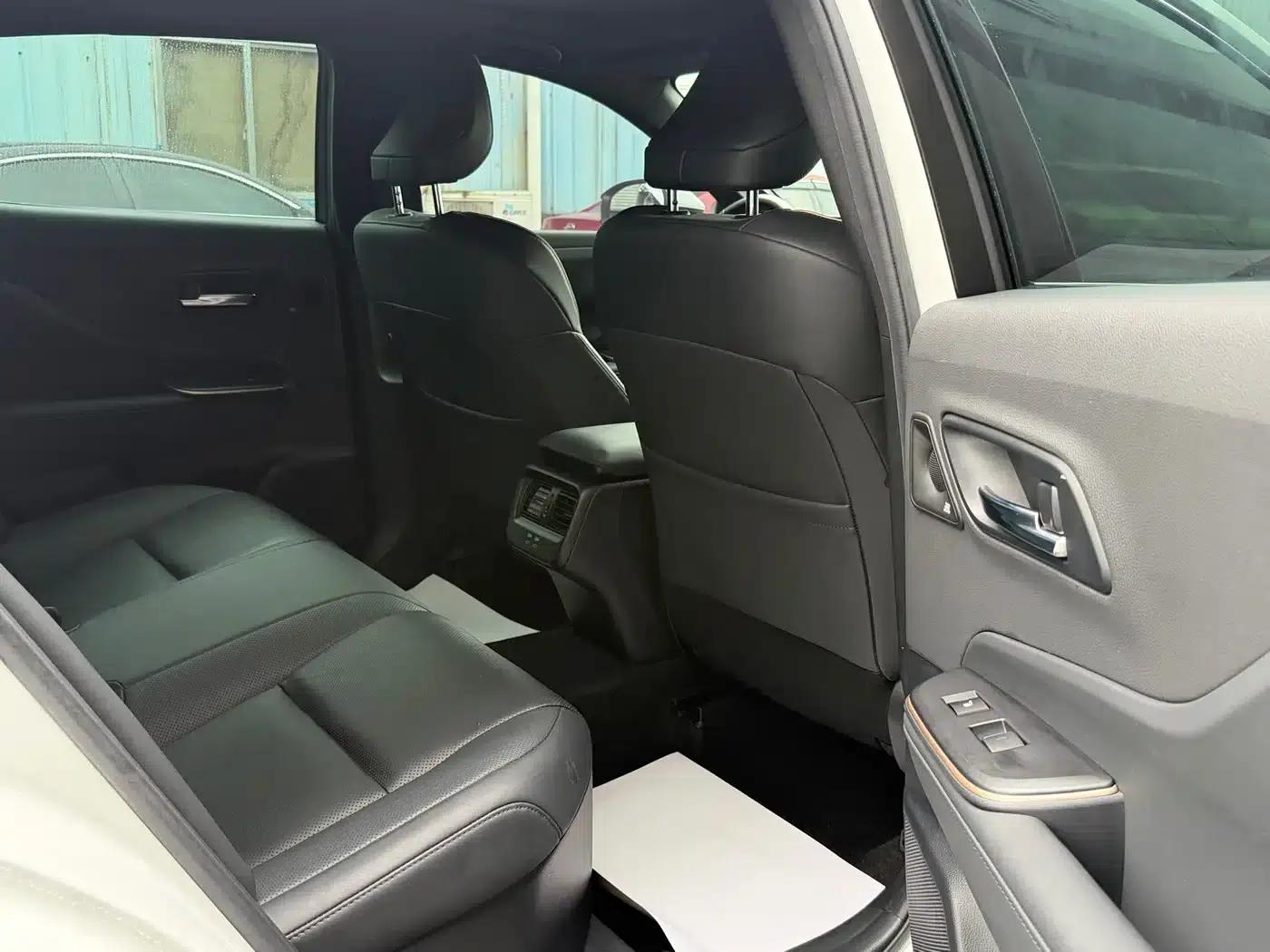2023 Toyota Crown SportCross 2.5L SportCross HEV 2WD Premium Edition — миниатюра 17