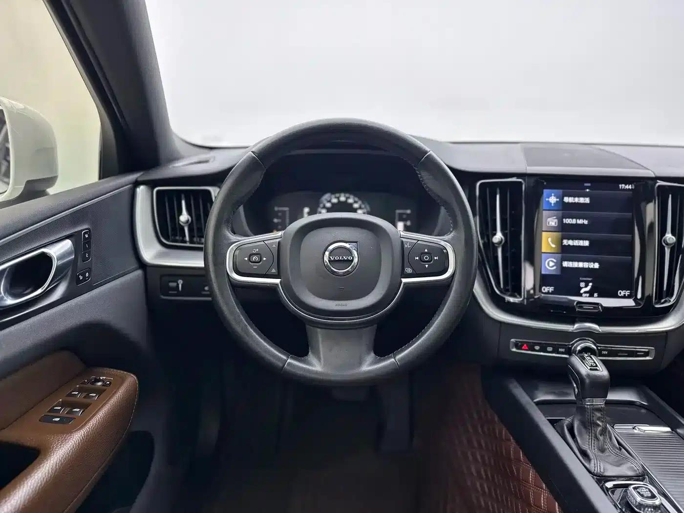 2021 Volvo XC60 T5 AWD Inscription Luxury Edition — миниатюра 12