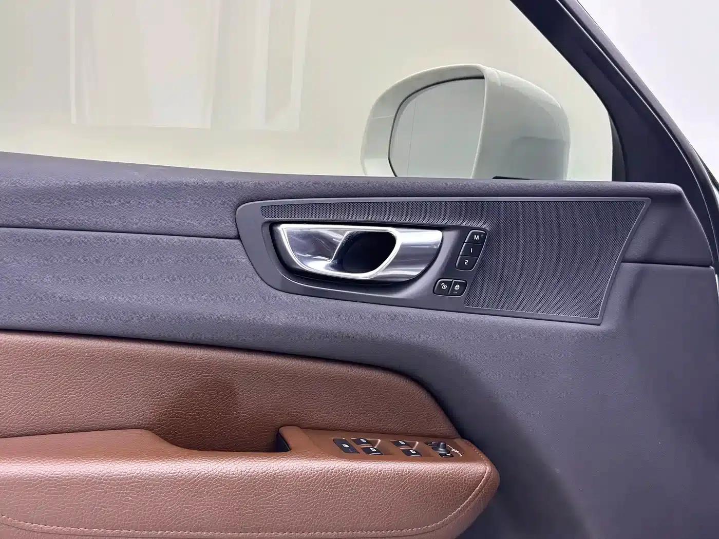 2021 Volvo XC60 T5 AWD Inscription Luxury Edition — миниатюра 7