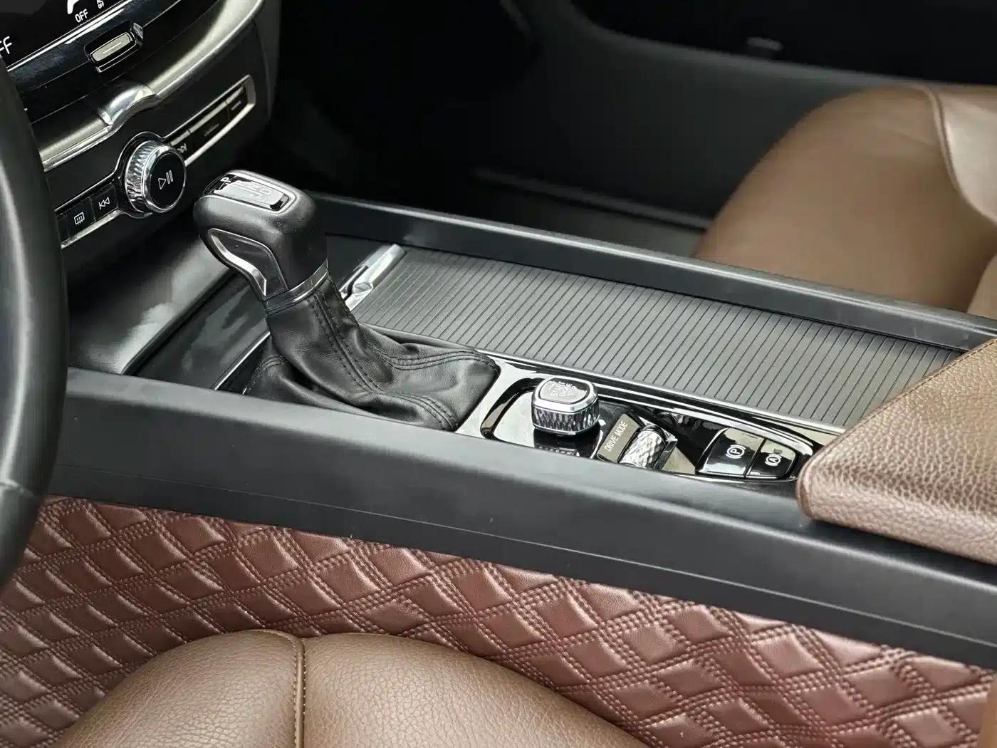 2021 Volvo XC60 T5 AWD Inscription Luxury Edition — миниатюра 8