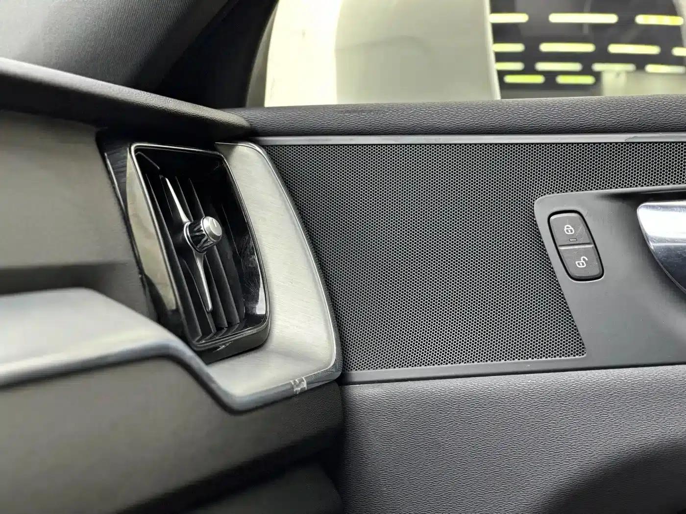 2021 Volvo XC60 T5 AWD Inscription Luxury Edition — миниатюра 9