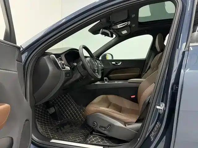 2025 Volvo XC60 B5 AWD Inscription Luxury Edition — миниатюра 11